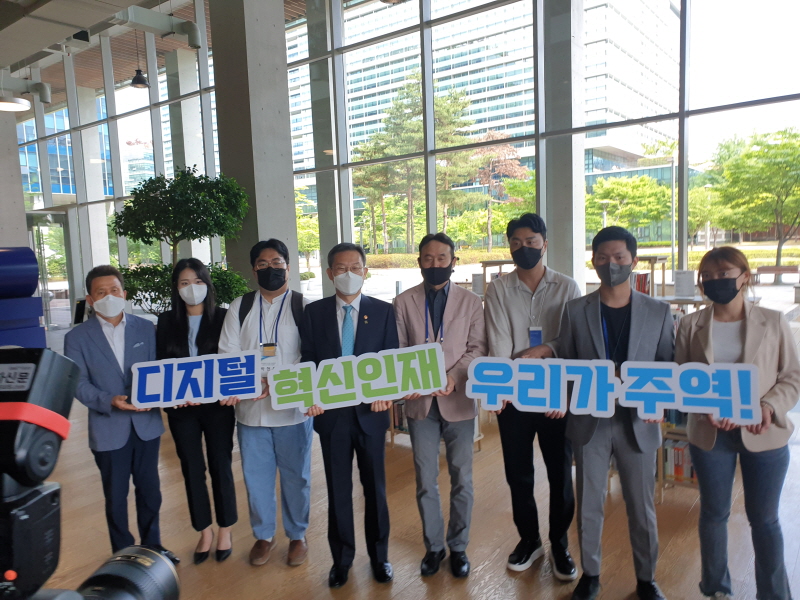 이종호 과기정통부 장관(왼쪽에서 네 번째)이 백도민 NHN클라우드 대표(오른쪽에서 네 번째) 및 교육생, 관계자들과 기념 촬영을 하고 있다. 