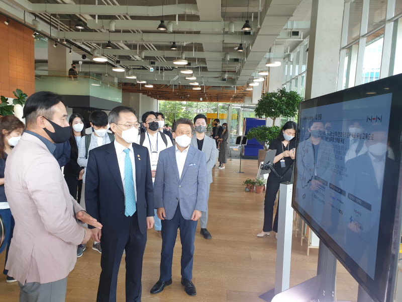 8일 이종호 과기정통부 장관이 경기도 판교 NHN 본사 로비에서 NHN 클라우드 사업에 관한 설명을 듣고 있다. 