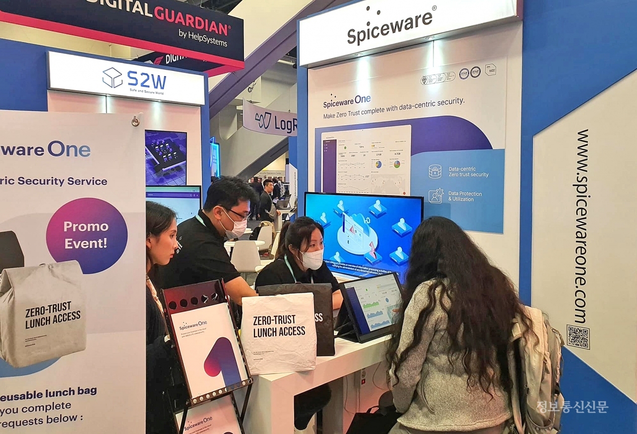 RSAC 2022 행사에서 스파이스웨어 부스를 방문한 참관객이 '스파이스웨어 원 ZTS'를 살펴보고 있다. [사진=스파이스웨어]