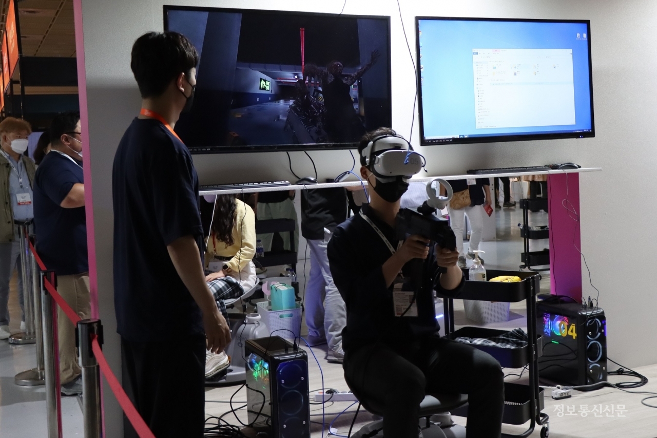 관람객이 VR용 이동 디바이스에 앉아 콘텐츠를 체험하고 있다.