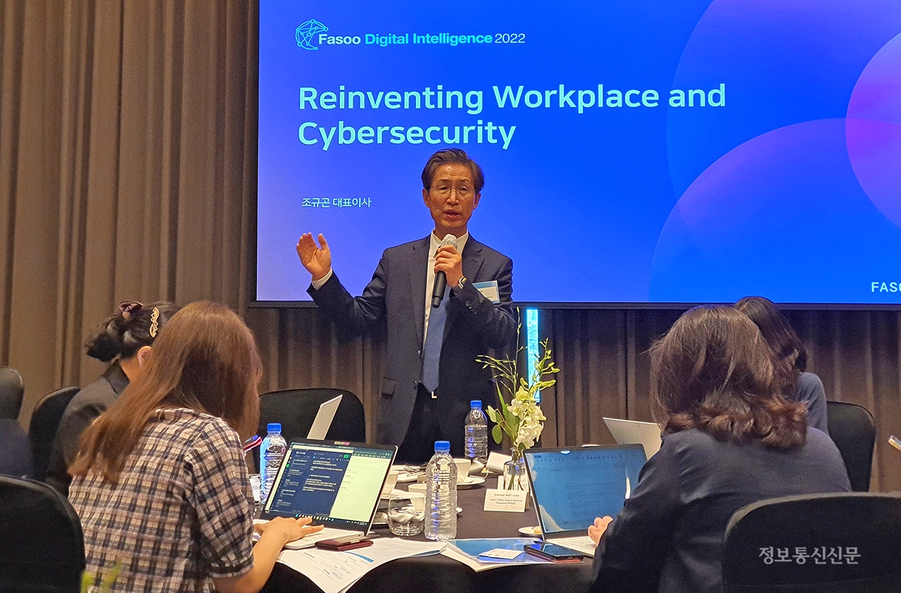 조규곤 대표가 기자간담회에서 기자들의 질문에 답하고 있다.