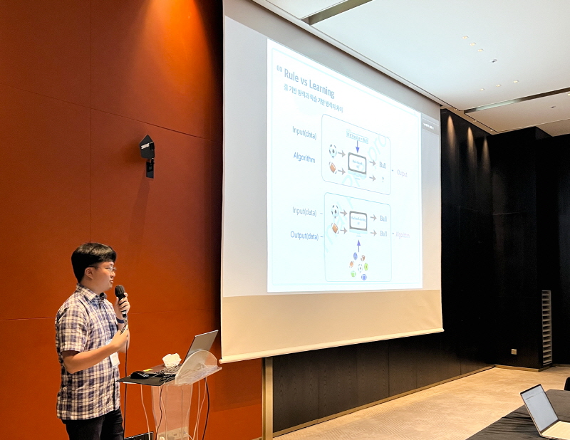 KT가 22일부터 24일까지 제주 그랜드 하얏트 호텔에서 열리는 '한국통신학회 하계종합학술대회'에서 'KT 네트워크 AI 기술' 특별세션을 진행한다고 22일 밝혔다. 김영석 KT 융합기술원 인프라DX연구소 책임연구원이 발표하는 모습. [사진=KT]이진하 KT 융합기술원 인프라DX연구소 연구원이 발표하는 모습. [사진=KT]‘KT 네트워크 AI’ 특별세션이 진행되는 모습. [사진=KT]