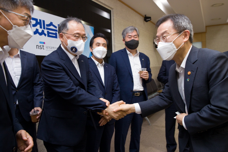 이종호 과학기술정보통신부 장관(오른쪽)이 23일 대전광역시 유성구 한국전자통신연구원(ETRI)에서 열린<br>'위기 극복과 도약을 위한 출연연구기관장 간담회' 에 참석해 이상률 한국항공우주연구원장과 악수 하고 있다.<br>[사진=과기정통부]