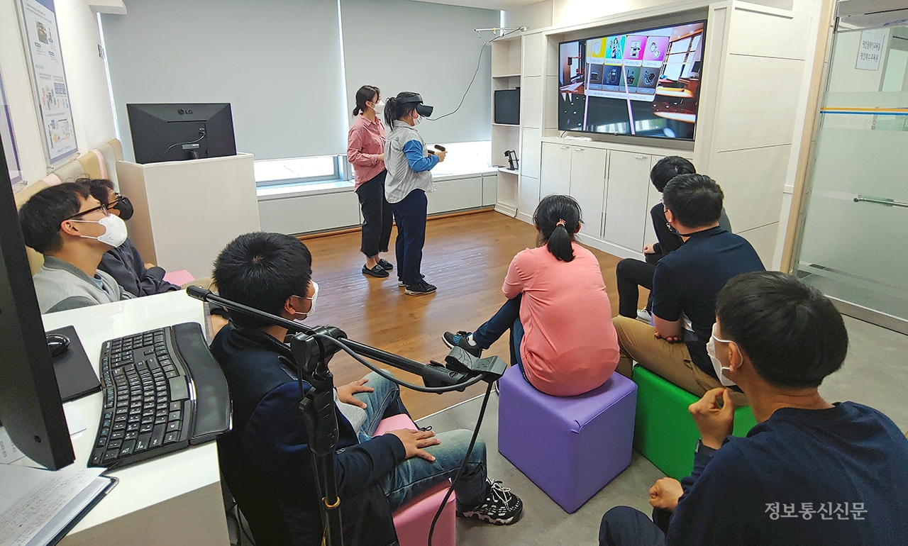대전발달장애인훈련센터에서 훈련생이 VR 바리스타 직업훈련을 받고 있다. [사진=ETRI]