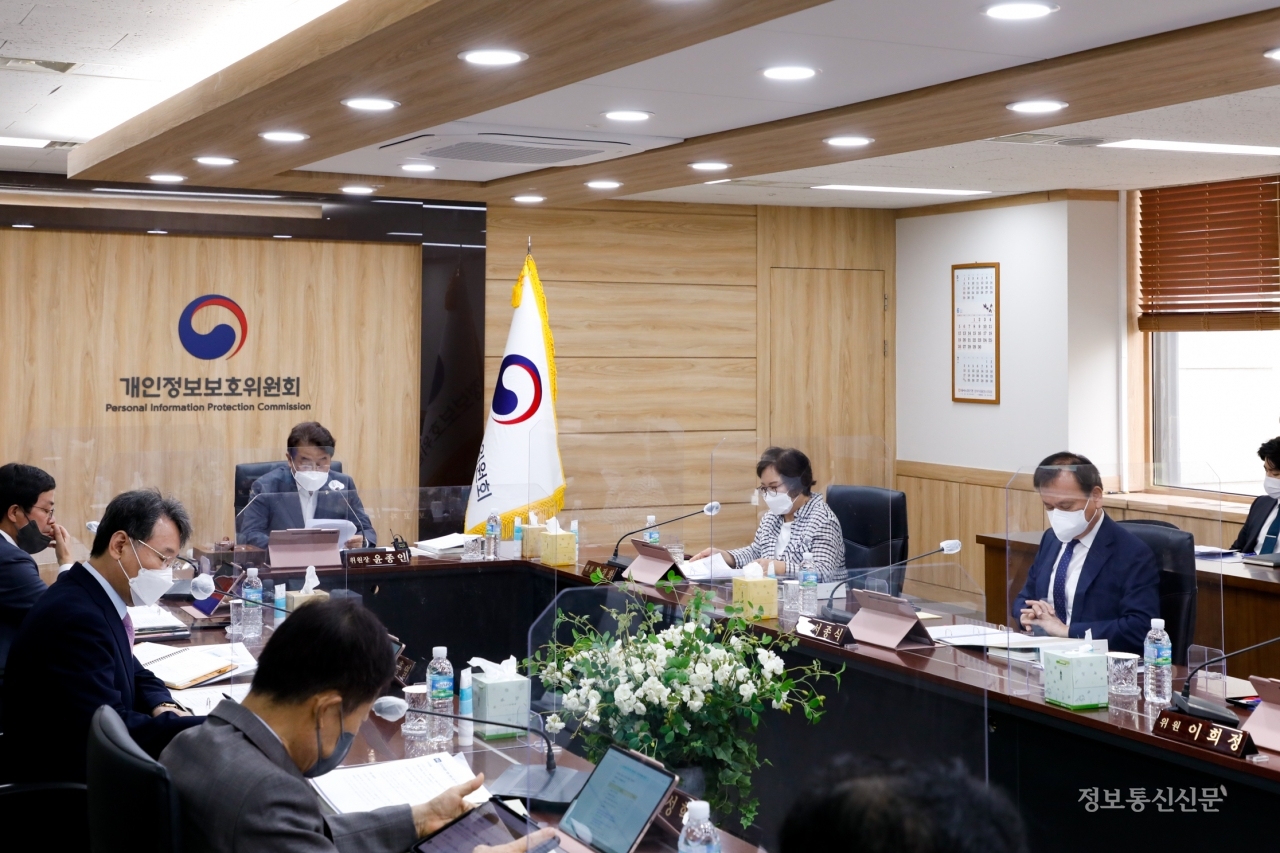 윤종인 개인정보위 위원장이 제11회 개인정보보호위원회 전체회의를 진행하고 있다. [사진=개인정보위]