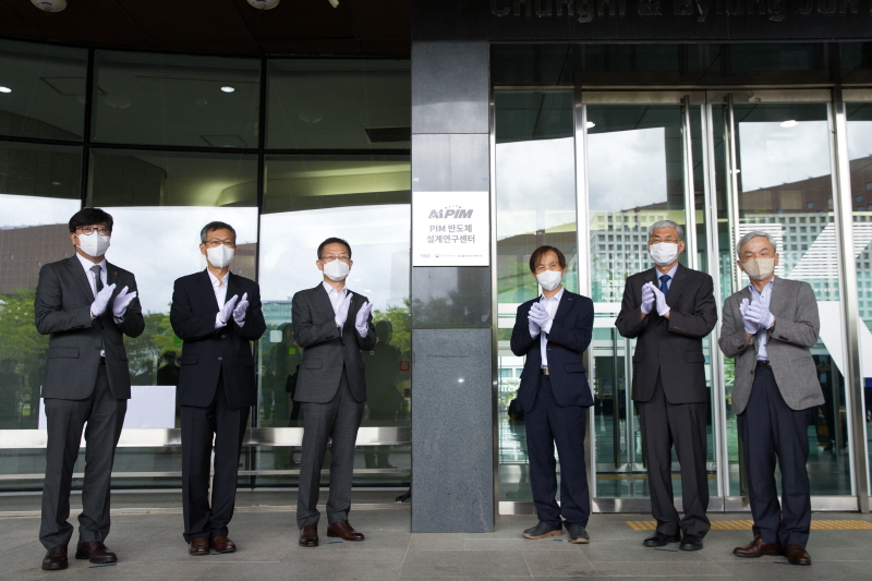 이종호 과학기술정보통신부 장관이 27일 대전광역시 유성구 KAIST에서 열린 'PIM 반도체설계연구센터 개소식' 에 참석해 현판제막을 하고 있다. 왼쪽부터 차선용 SK하이닉스 미래기술연구원 부사장, 이정배 삼성전자 메모리 사업부장(사장), 이종호 과학기술정보통신부 장관, 이광형 KAIST 총장, 유회준 KAIST 교수(PIM 반도체설계연구센터장), 박영준 인공지능반도체포럼 의장. [사진=과기정통부]