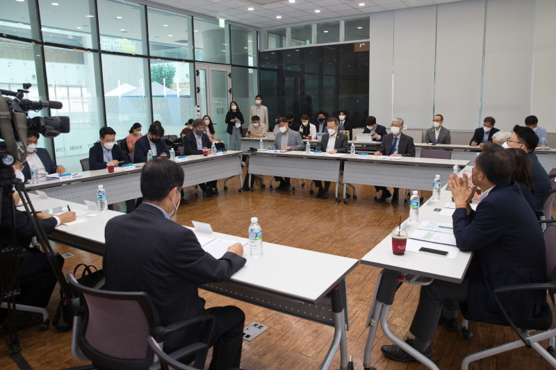 이종호 과학기술정보통신부 장관이 27일 대전광역시 유성구 KAIST에서 열린 '제1차 인공지능(AI) 반도체 최고위 전략대화' 에 참석해 인사말을 하고 있다.  [사진=과기정통부]