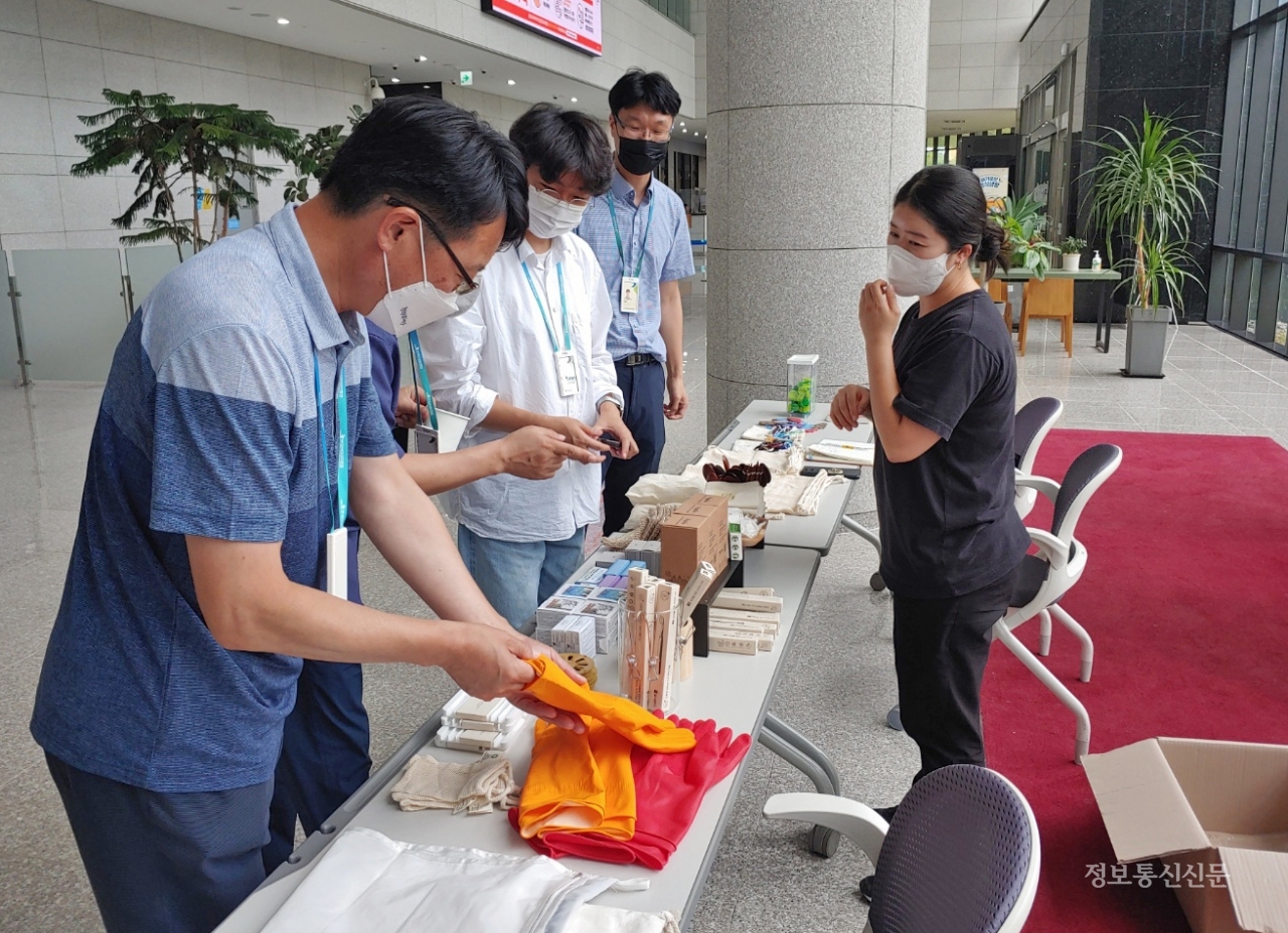 '사랑해 지구' 행사 친환경 제품 구매 현장. [사진=KISA]