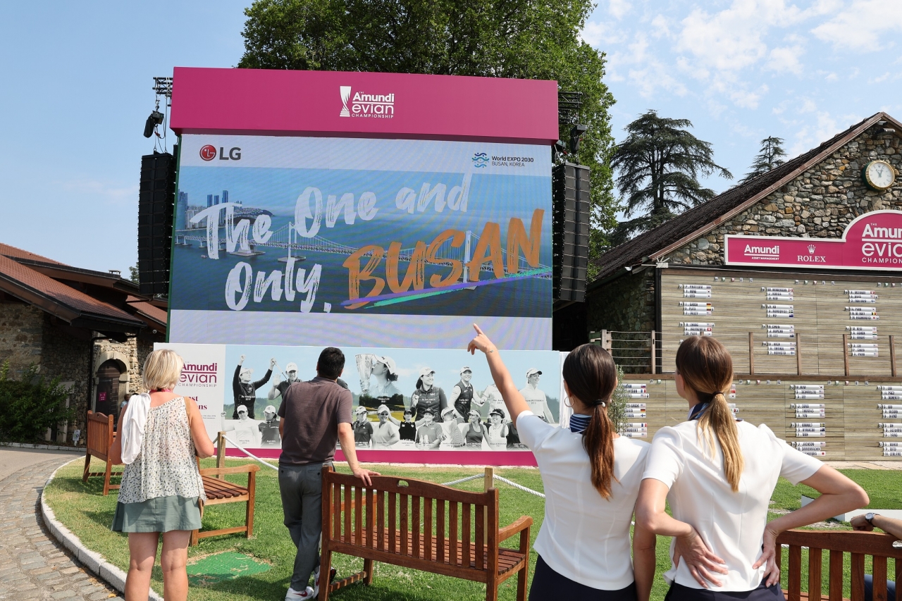 LG전자가 프랑스 에비앙리조트골프클럽에서 현지시간 21일부터 24일까지 열리는 LPGA 투어 아문디에비앙챔피언십에서 클럽하우스 옆 대형 전광판에 LG 시그니처 브랜드 영상과 2030부산엑스포 유치 홍보영상을 상영한다. [사진=LG전자]