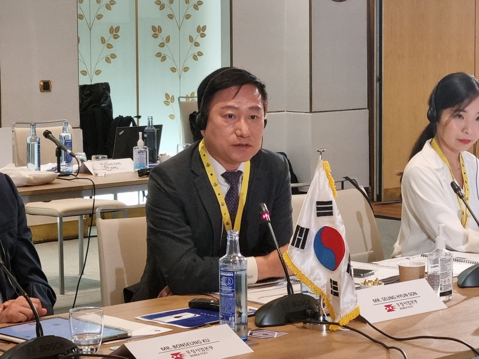 한국, 미국, 호주 등 세계 선진 11개국 우정사업 최고책임자가 참석하는 2022년도 카할라 우정그룹(Kahala Post Group) CEO 회의가 22일(한국시간) 스페인 마드리드에서 열려 손승현 우정사업본부장이 국제우편 운송 품질 개선과 관련하여 발표를 하고 있다.  [사진= 우정사업본부]