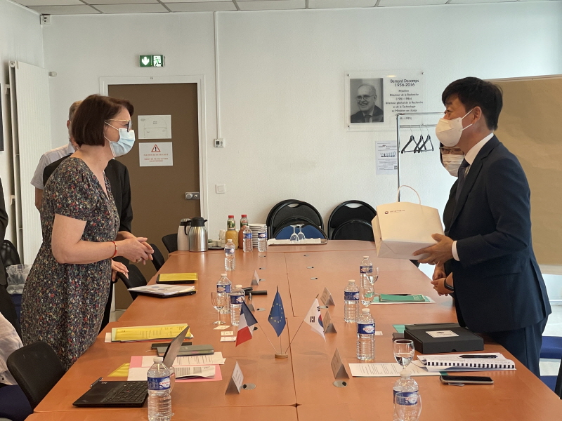 오태석 과기정통부 제1차관이 21일(현지시각) 프랑스 파리에서 클레어 지리(Claire Giry) 프랑스 고등교육연구부 연구혁신총국장을 만나 우주, 원자력 분야 등에 양국간 협력 확대 방안을 논의하고 있다. [사진=과기정통부]