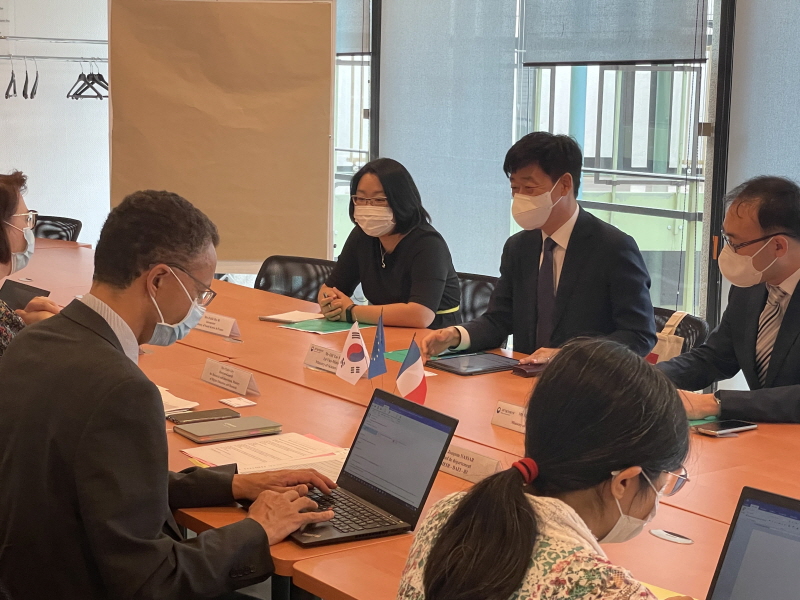 오태석 과기정통부 제1차관이 21일(현지시각) 프랑스 파리에서 클레어 지리(Claire Giry) 프랑스 고등교육연구부 연구혁신총국장을 만나 우주, 원자력 분야 등에 양국간 협력 확대 방안을 논의하고 있다. [사진=과기정통부]