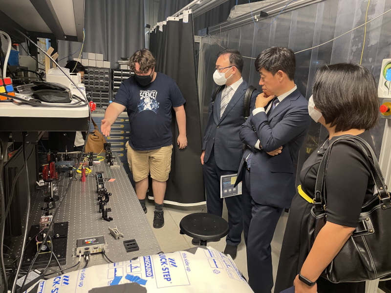 오태석 과기정통부 제1차관이 21일(현지시각) 소르본대학교 LIP6(Laboratoire d’Informatique de Paris6) 연구소를 방문해 양자기술 연구에 대한 설명을 청취하고 있다.  [사진=과기정통부]