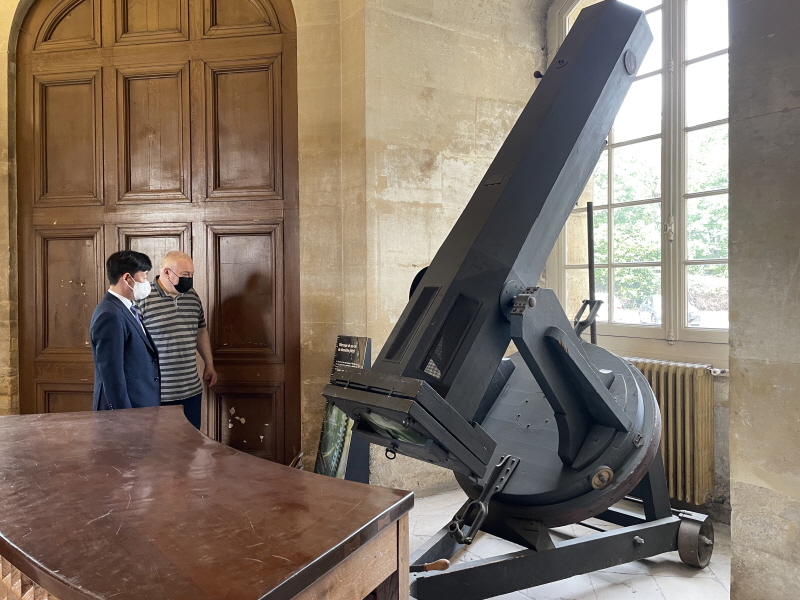 오태석 과기정통부 제1차관이 7월 (현지시각) 파리국립천문대 SYRTE(Sytèmes de Référence Temps Espace) 연구소를 방문해 연구소를 둘러보고 있다.  [사진=과기정통부]