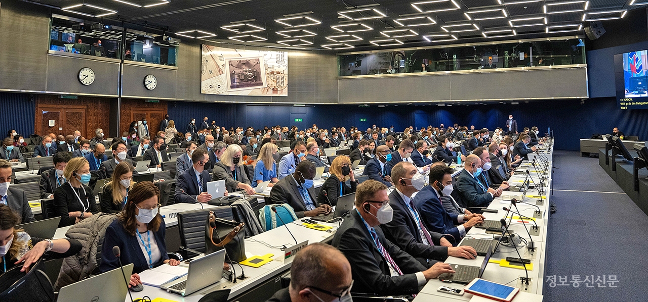 ETRI 연구진이 국제표준화 회의에 참여해 표준 제정을 논의하는 모습. [사진=ETRI]