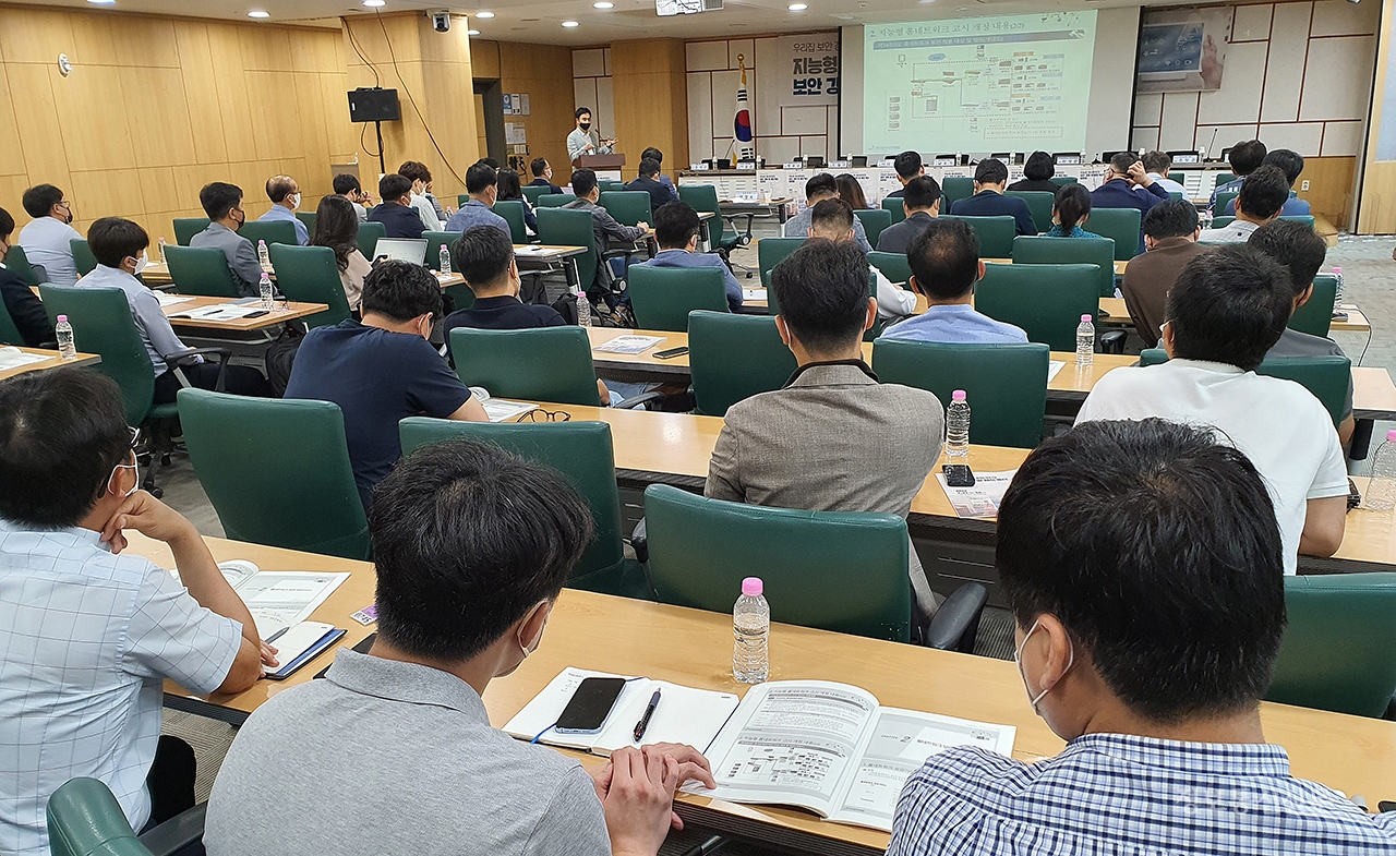 최근 개최된 '우리집 보안 경호원, 지능형 홈네트워크 보안 강화 및 제도개선 토론회'에서는 다양한 논리적 망분리 솔루션이 신축 공동주택 현장에 도입될 수 있어야 한다는 의견들이 다수 나왔다.