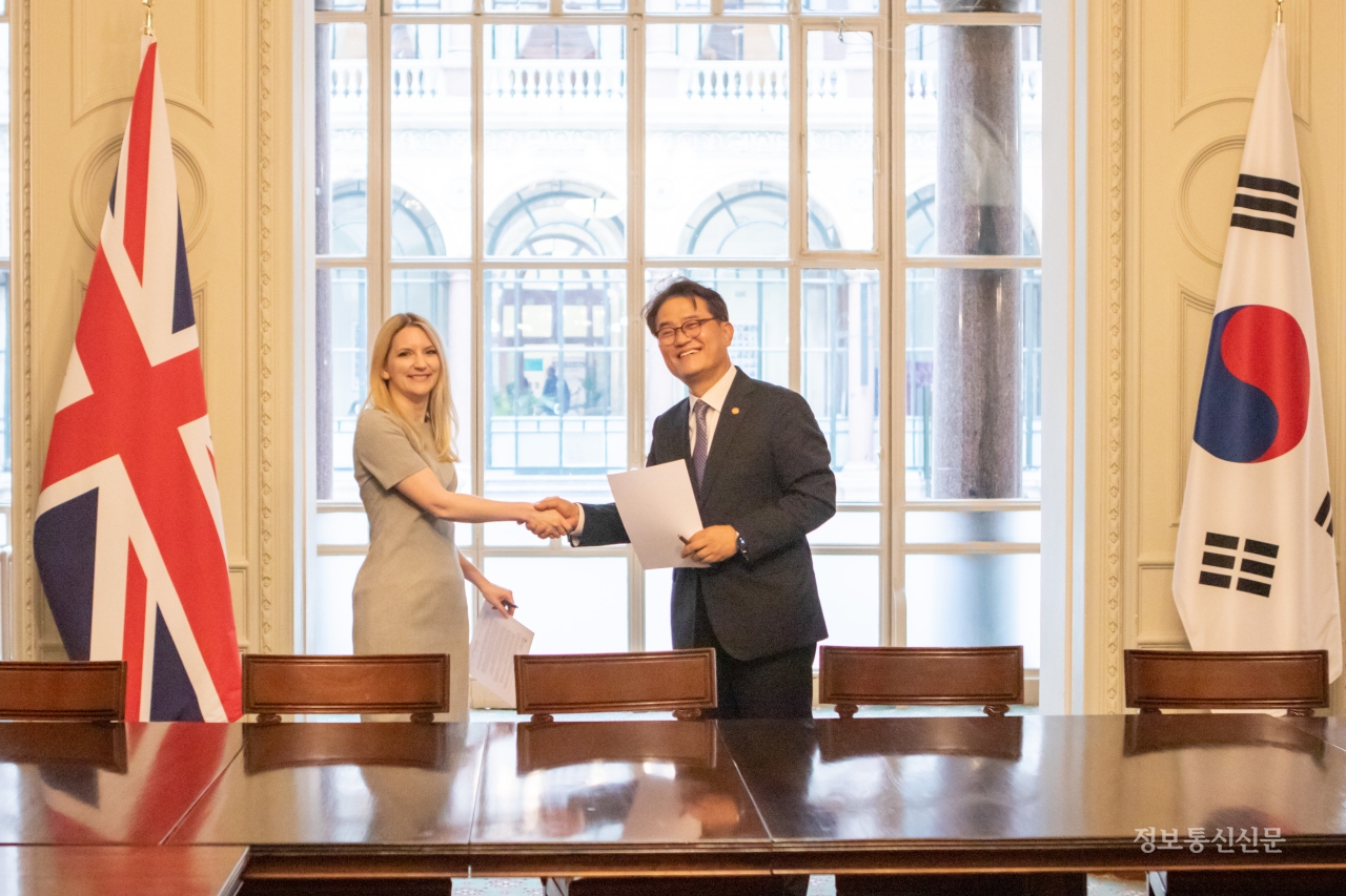 윤종인 위원장과 줄리아 로페즈 장관이 한-영 개인정보보호 적정성 결정 합의를 공동발표하고 기념 촬영을 하고 있다. [사진=개인정보위]