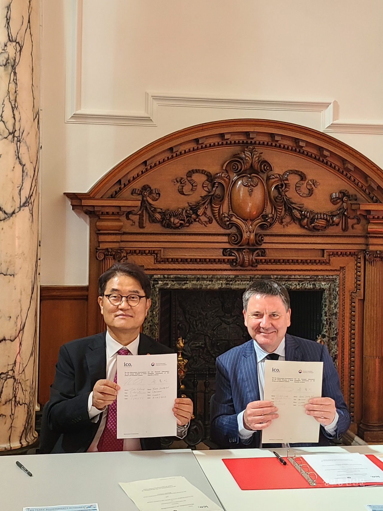 윤종인 위원장과 존 에드워즈 위원장이 한-영 개인정보 감독기구 간 조사 협력을 위한 양해각서를 체결하고 기념 촬영을 하고 있다. [사진=개인정보위]