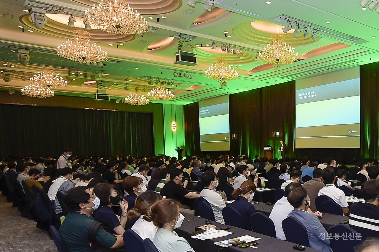 헥사곤 라이브 2022에서 림분춘 사장이 발표하고 있다. [사진=헥사곤]