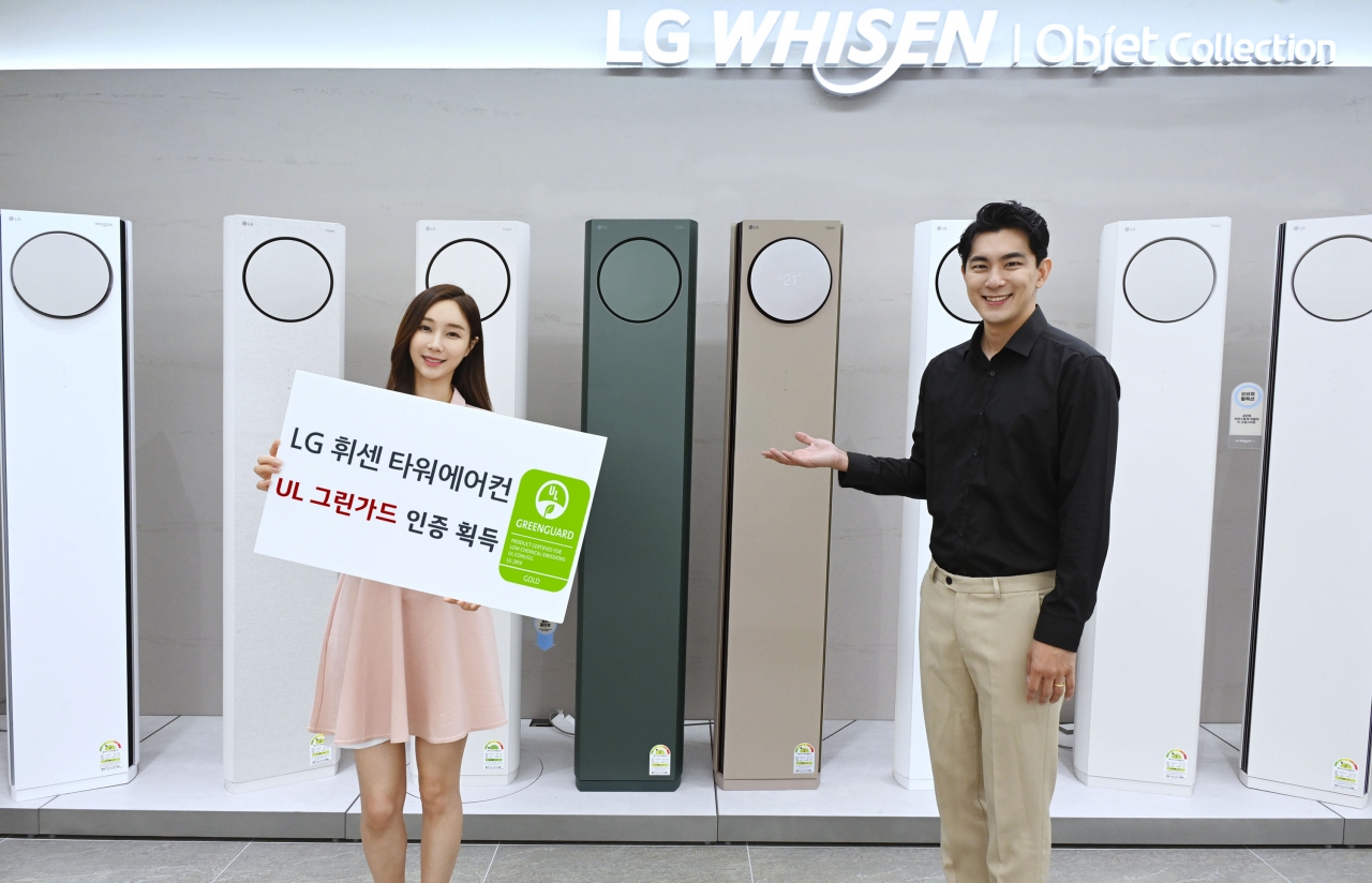 LG 휘센 타워 에어컨이 국내 스탠드형 에어컨 최초로 실내공기질의 안전성을 평가하는 ‘UL그린가드 골드’ 인증을 받았다. 모델들이 LG 휘센 타워 에어컨을 소개하고 있다. [사진=LG전자]