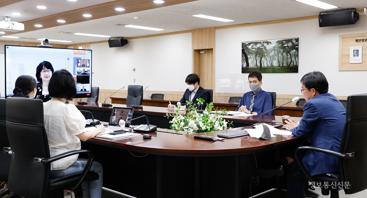 최영진 개인정보보호위원회 부위원장이 '제57회 APPA 포럼' 영상회의에 참석해 인사말을 하고 있다. [사진=개인정보위]