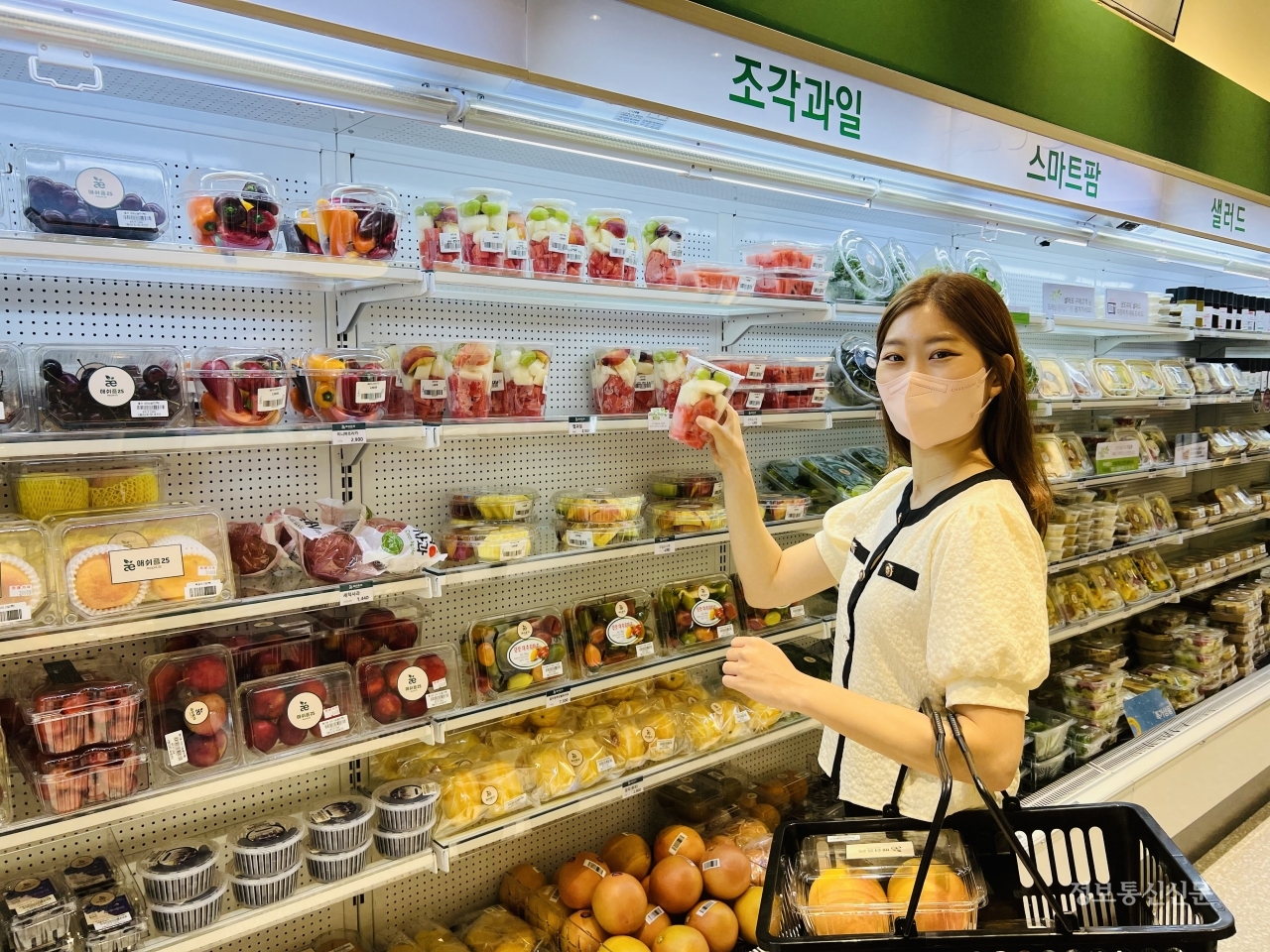 GS ITM 직원이 무인 그로서리 스토어 '애쉬플25'에서 과일을 구입하고 있다. [사진=GS ITM]