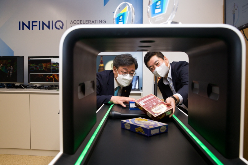 박윤규 과학기술정보통신부 제2차관이 12일 서울 강남구 인피닉 AI연구소에서 열린 '제3회 인공지능(AI) 데이터 활용협의회' 에 참석해  노성운 인피닉 대표로부터 '셀프 계산, AI 카운터 시연' 설명을 듣고 있다. [사진=과기정통부]