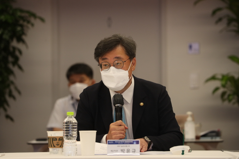 박윤규 과학기술정보통신부 제2차관이 12일 서울 강남구 인피닉 AI연구소에서 열린 '제3회 인공지능(AI) 데이터 활용협의회' 에 참석해 인사말을 하고 있다. [사진=과기정통부]