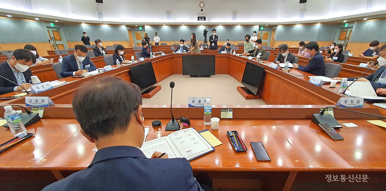 온라인쇼핑(중개) 플랫폼 민관협력 자율규제 규약 서명식에서 참석자들이 규약에 서명을 하고 있다.