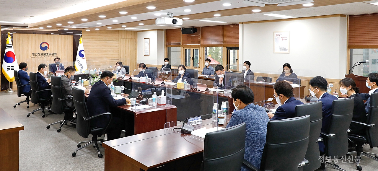 윤종인 개인정보보호위원회 위원장(사진 왼쪽 정면)이 7월 13일 오전 정부서울청사에서 개최된 제12회 개인정보보호위원회 전체회의를 진행하고 있다. [사진=개인정보위]