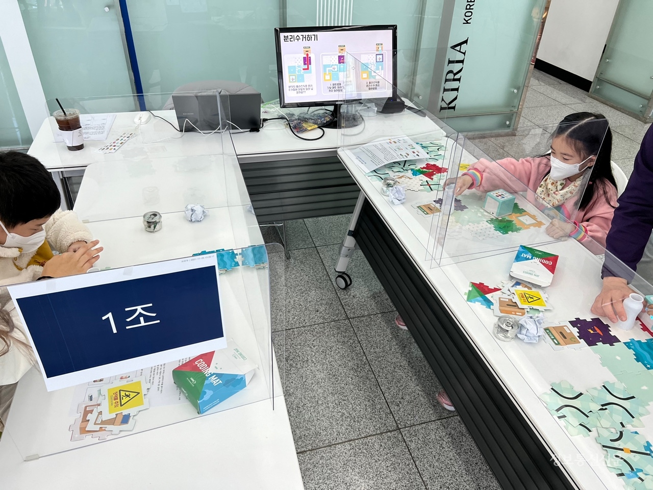 학생들이 '부모님과 함께하는 로봇캠프'를 통해 로봇 체험을 하고 있다. [사진=KIRIA]