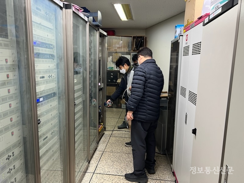 홈네트워크 설비 점검 모습. [사진=경기도]