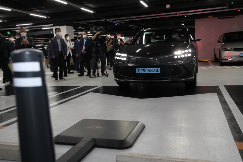 이종호 과학기술정보통신부 장관이 9일 경기도 고양시 일산서구 현대 모터스튜디오를 방문해지하주차장에서 전기차 무선충전 관련 설명을 듣고 있다. [사진=과기정통부]