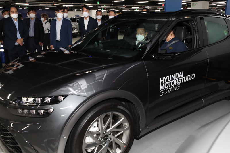 이종호 과학기술정보통신부 장관이 9일 경기도 고양시 일산서구 현대 모터스튜디오를 방문해지하주차장에서 전기차 무선충전 관련 설명을 듣고 있다. [사진=과기정통부]