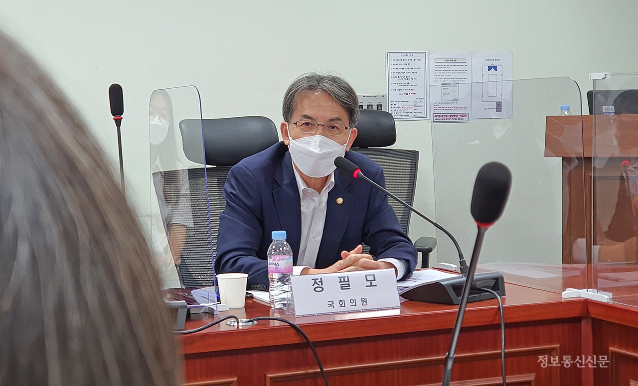 세미나에서 정필모 의원이 발언하고 있다.