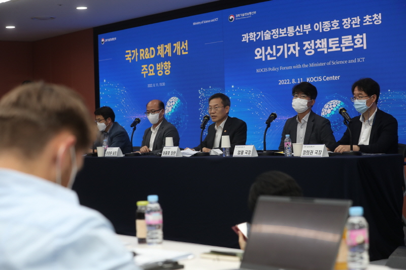 이종호 과학기술정보통신부 장관이 11일 서울 중구 한국프레스센터에서 열린 '과기정통부 외신기자 정책토론회' 에 참석해 인사말을 하고 있다. 왼쪽부터 권현준 거대공공연구정책관, 이창윤 연구개발정책실장, 이종호 장관, 엄열 인공지능기반정책관, 정희권 과학기술정책국장. [사진=과기정통부]