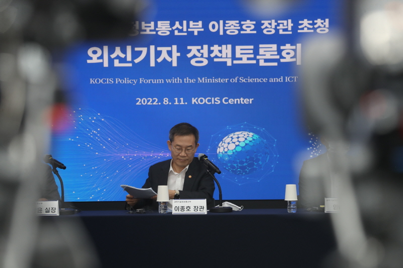 이종호 과학기술정보통신부 장관이 11일 서울 중구 한국프레스센터에서 열린 '과기정통부 외신기자 정책토론회' 에 참석해 인사말을 하고 있다. 왼쪽부터 권현준 거대공공연구정책관, 이창윤 연구개발정책실장, 이종호 장관, 엄열 인공지능기반정책관, 정희권 과학기술정책국장. [사진=과기정통부]