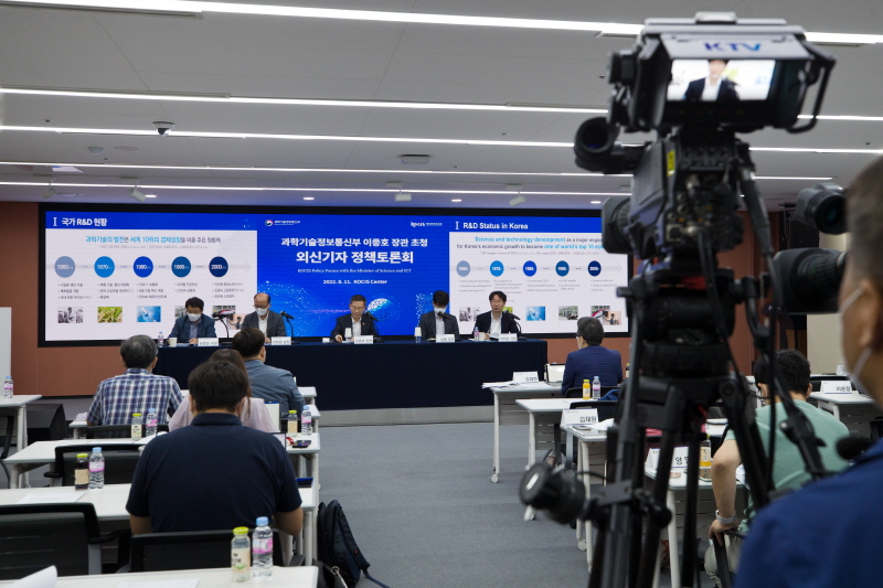 이종호 과학기술정보통신부 장관이 11일 서울 중구 한국프레스센터에서 열린 '과기정통부 외신기자 정책토론회' 에 참석해 인사말을 하고 있다. 왼쪽부터 권현준 거대공공연구정책관, 이창윤 연구개발정책실장, 이종호 장관, 엄열 인공지능기반정책관, 정희권 과학기술정책국장. [사진=과기정통부]