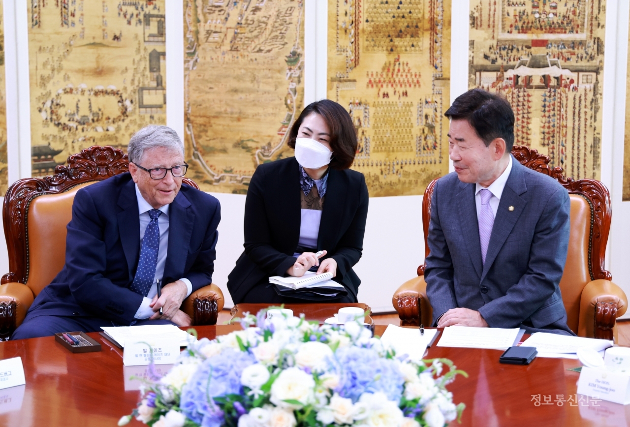 김진표 국회의장이 '빌 앤 맬린다 게이츠 재단'의 빌 게이츠 공동이사장을 접견하고 글로벌 보건 위기 극복 및 미래 보건위기 대응 등 국제보건의료 협력 강화에 관해 의견을 나눴다. [사진=국회]