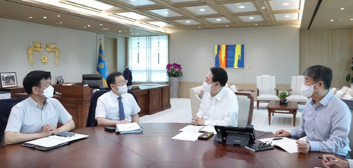 윤석열 대통령이 16일 대통령실에서 윤수현 공정위 부위원장으로부터 업무보고를 받고 있다. [사진=대통령실]