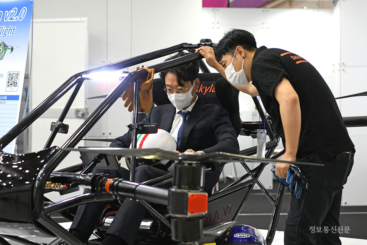 2022 무인이동체산업엑스포 참관객이 GS ITM 부스에서 UAM 항공기 스카일라(SKYLA)를 체험하고 있다. [사진=GS ITM]