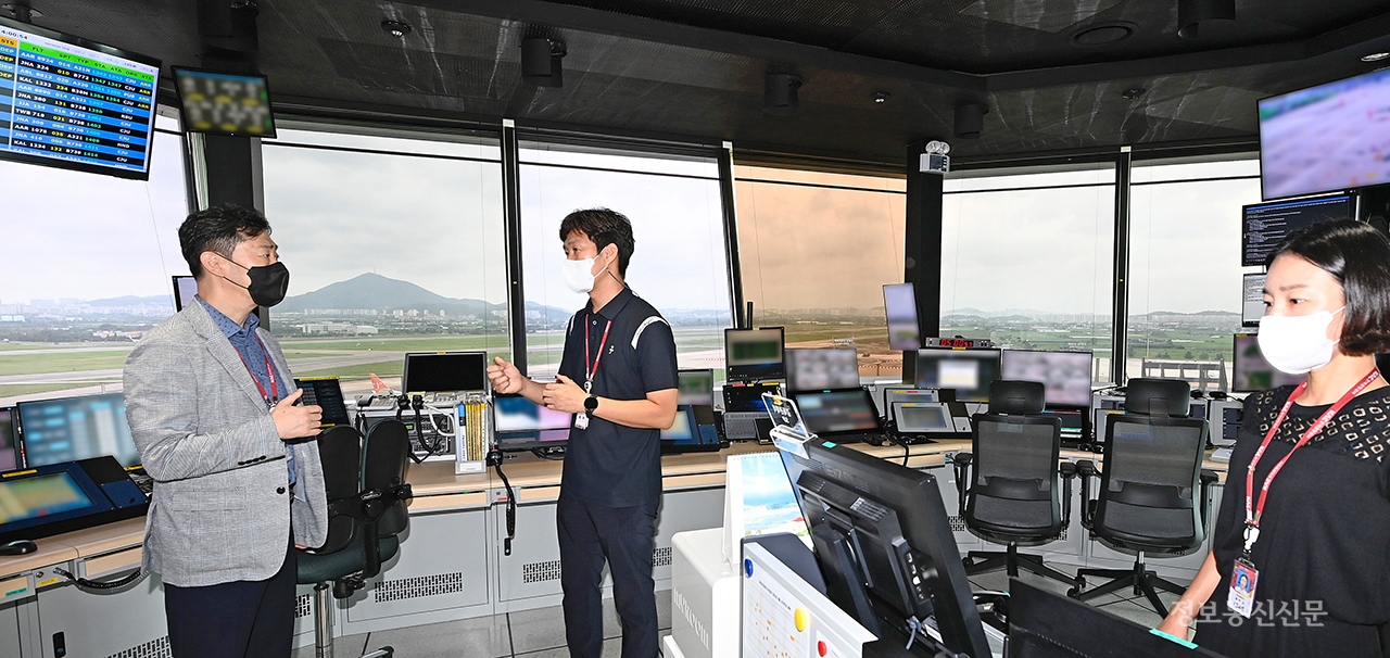 윤형중 KAC 사장(왼쪽 첫째)이 김포공항 계류장 관제소를 방문해 관제시설을 점검하고 공항이용객의 안전 최우선을 당부하고 있다. [사진=KAC]
