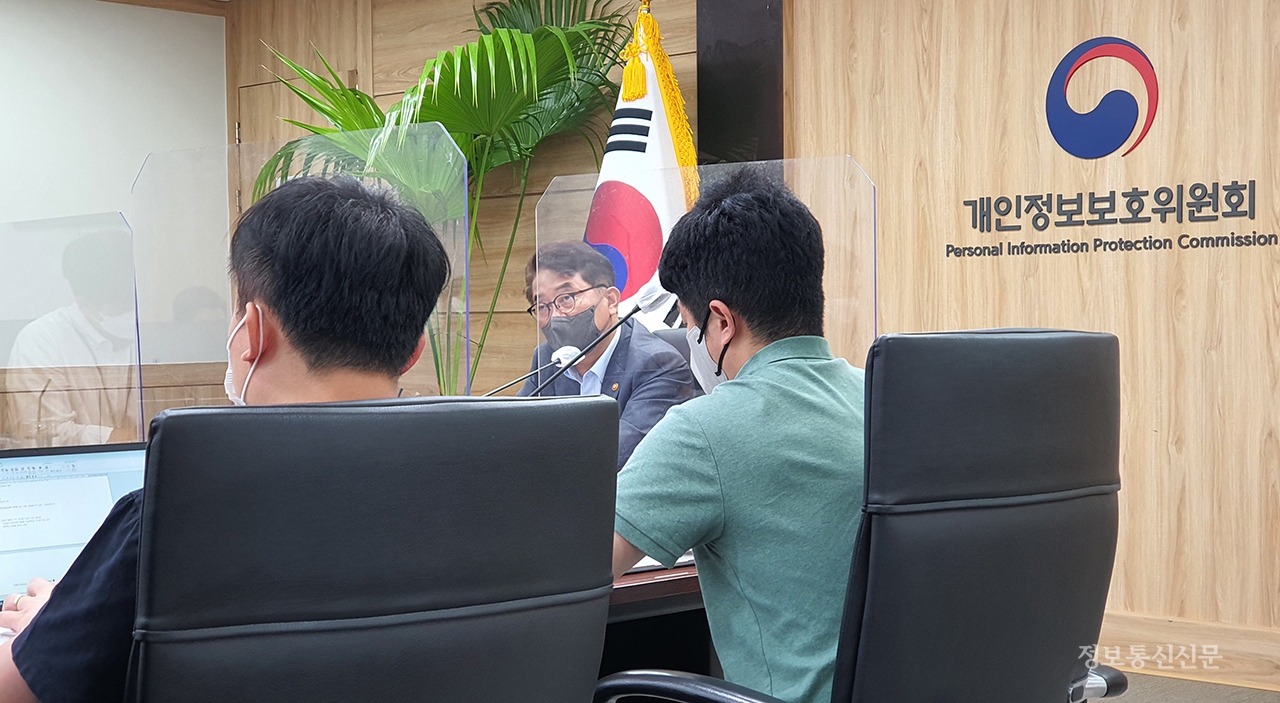 윤종인 개인정보위 위원장이 질문에 답하고 있다.