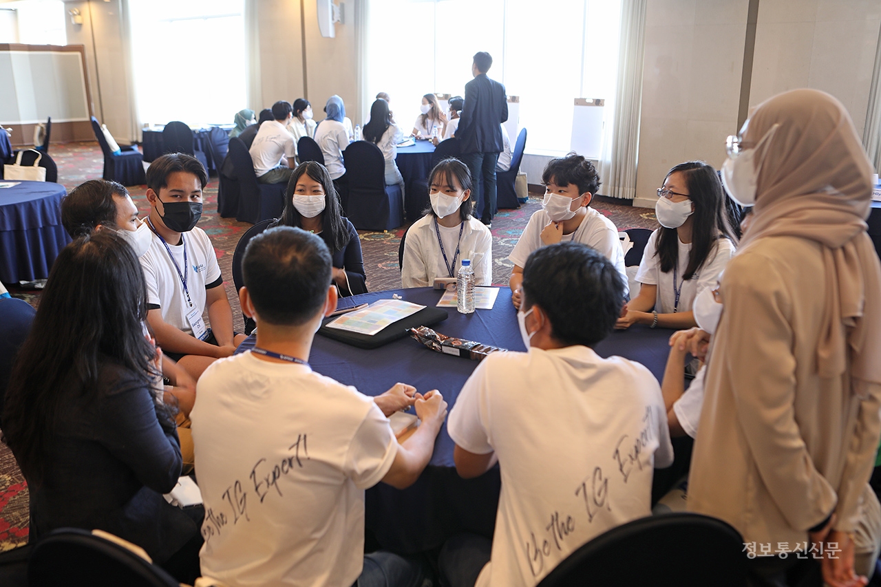 APIGA에 참가한 아·태지역 청년들이 멘토와 함께 인터넷거버넌스 관련 주제에 대해 토론하고 있다. [사진=KISA]