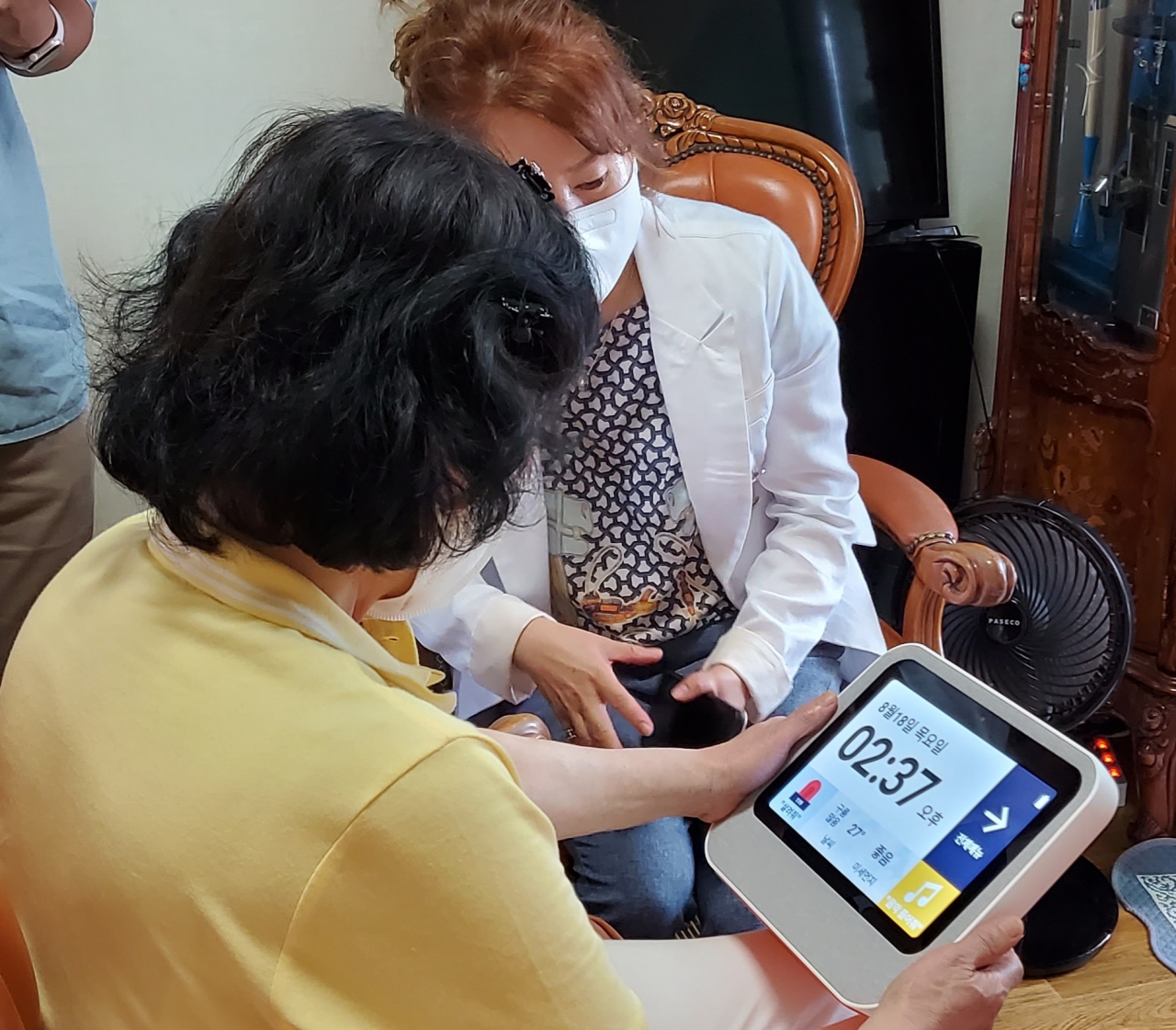 아파트 주민이 스마트 주거안전시스템이 탑재된 스마트기기를 사용하고 있다. [사진=부산도시공사]