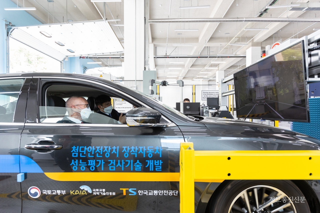 독일 자동차 검사기관인 KUS의 피터 슐러(Peter Schuler) 대표이사 등 임원단이 한국교통안전공단을 방문했다. [사진=한국교통안전공단]