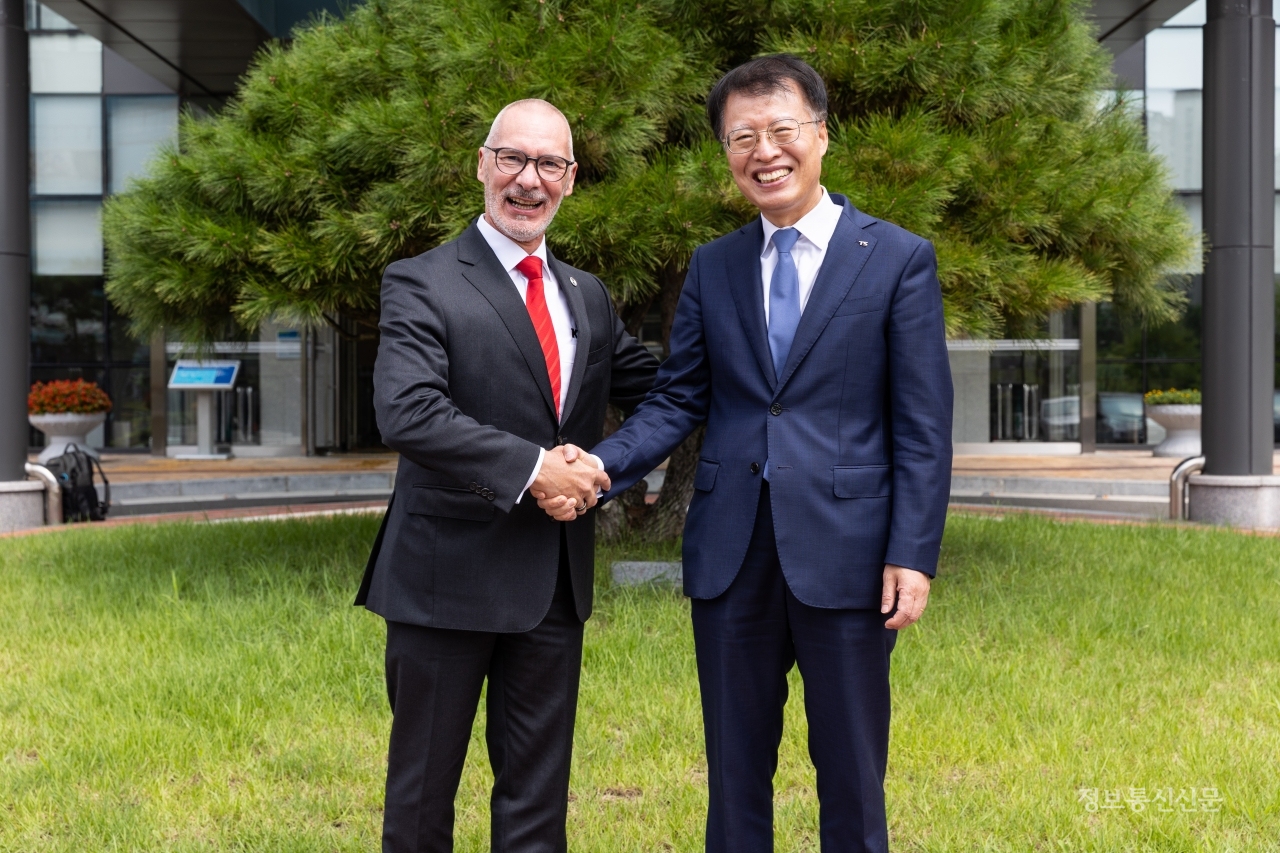 독일 자동차 검사기관인 KUS의 피터 슐러(Peter Schuler) 대표이사 등 임원단이 한국교통안전공단을 방문했다. [사진=한국교통안전공단]