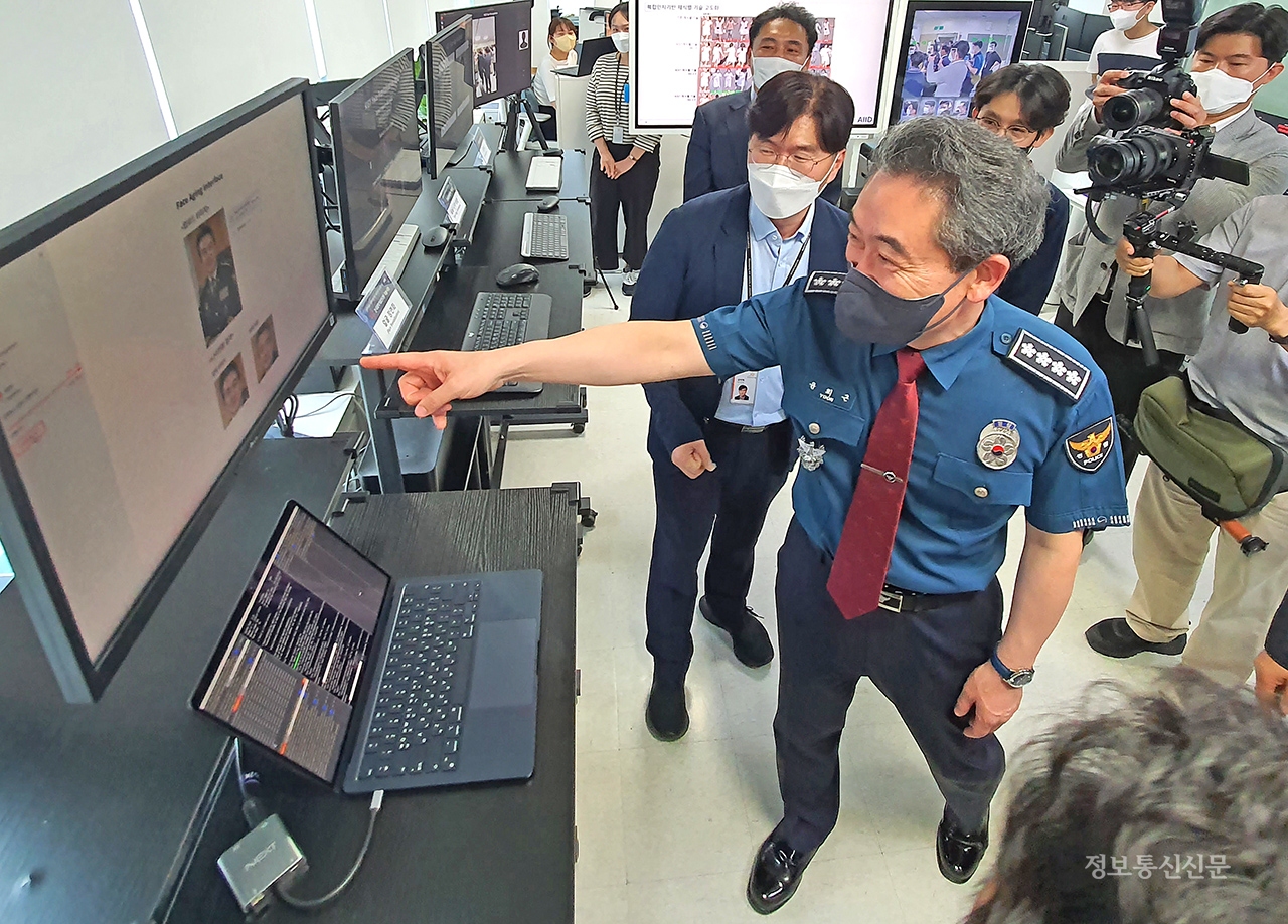 윤희근 경찰청장이 실종아동 등 복합인지시스템에서 출력된 자신의 청년, 노년 예상 얼굴 모습을 확인하고 있다.