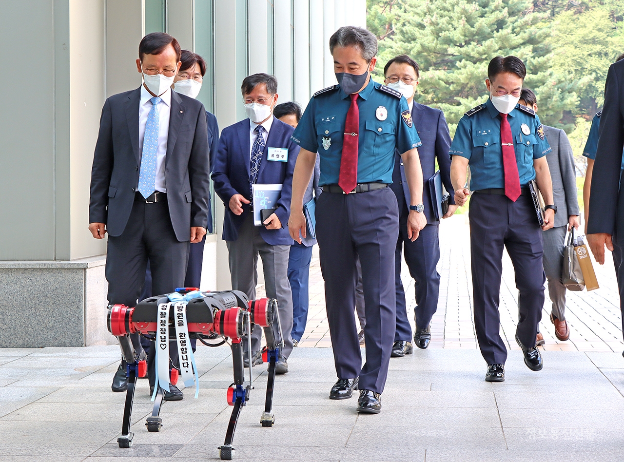 4족 보행형 순찰로봇이 윤희근 경찰청장을 에스코트하고 있다.