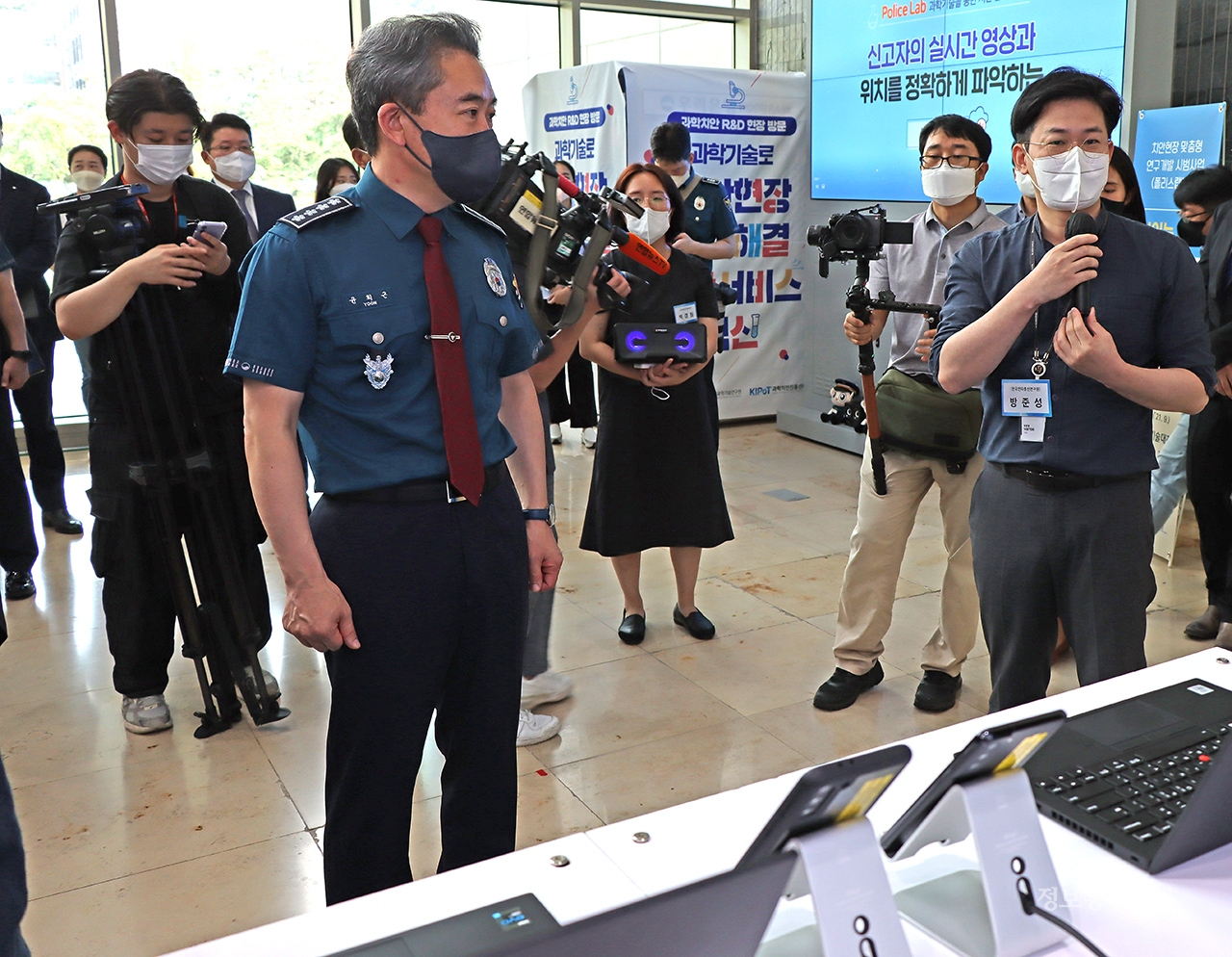 윤희근 경찰청장이 방준성 한국전자통신연구원 박사로부터 AI 기반 대화형 치안 지식서비스 폴봇에 대해 설명을 듣고 있다.